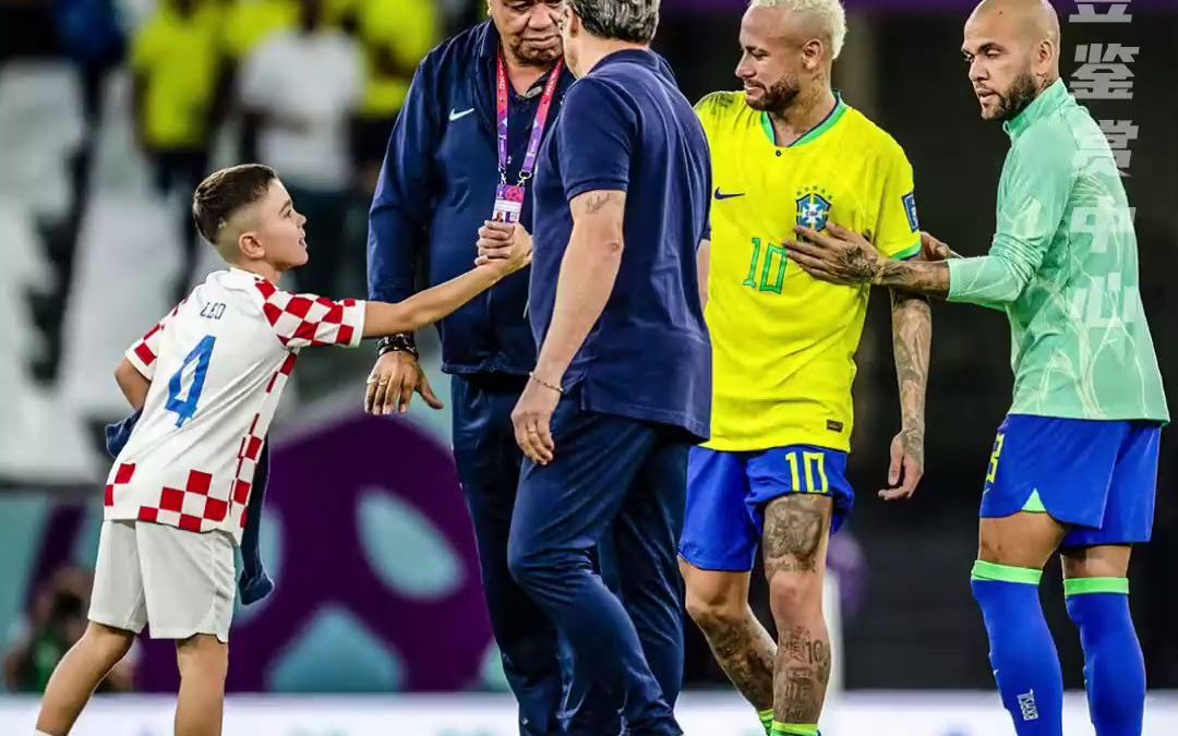 克罗地亚小球迷安慰内马尔！在拉上手的那一刻，希望你真的开心了点…#内马尔 #巴西 #世界杯