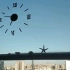 在窗上贴了一个时钟，延时摄影可以看到时间飞快流逝