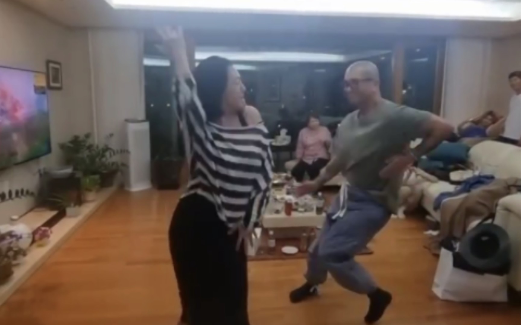 小S在具俊晔首尔的家中跳舞，感觉他们更像夫妻