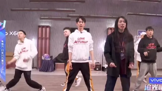 刘维 队长化身夸夸团团长，连飙流利英文，赞许手势层出不穷，简直团队花式打气担当！