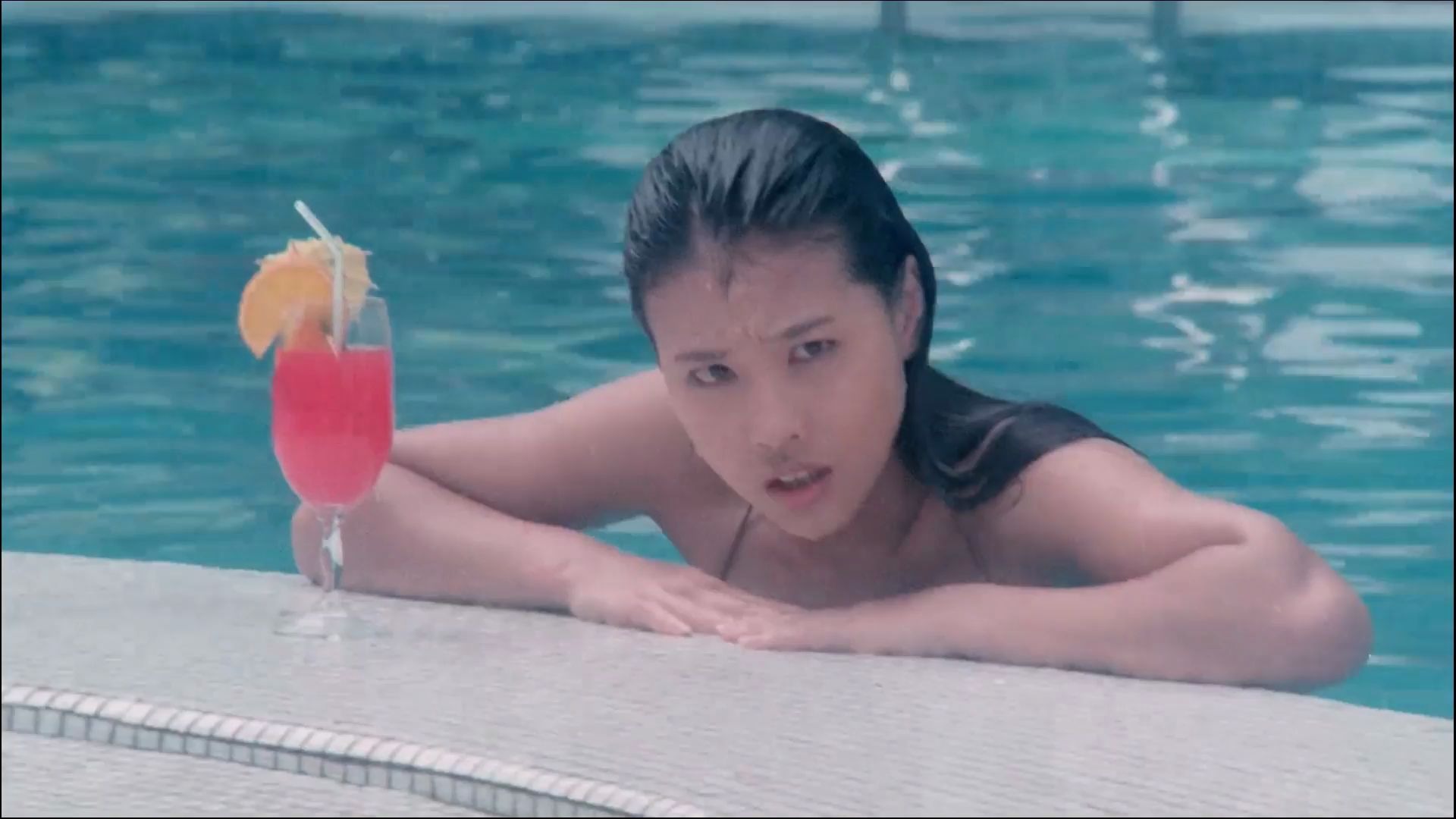 中国香港女明星周海媚绝世容颜泳装泳池飙戏电影片段