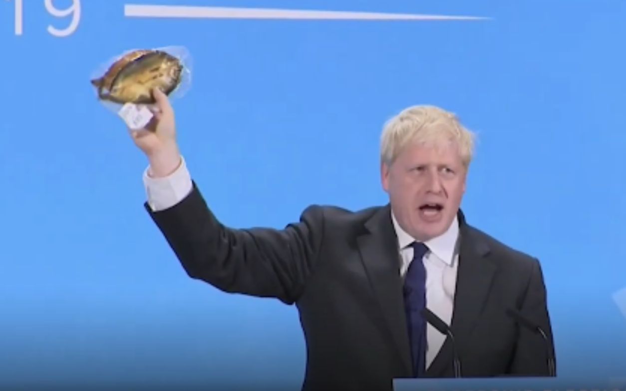 讲到英国为何要脱欧，他突然掏出一包腌鱼……