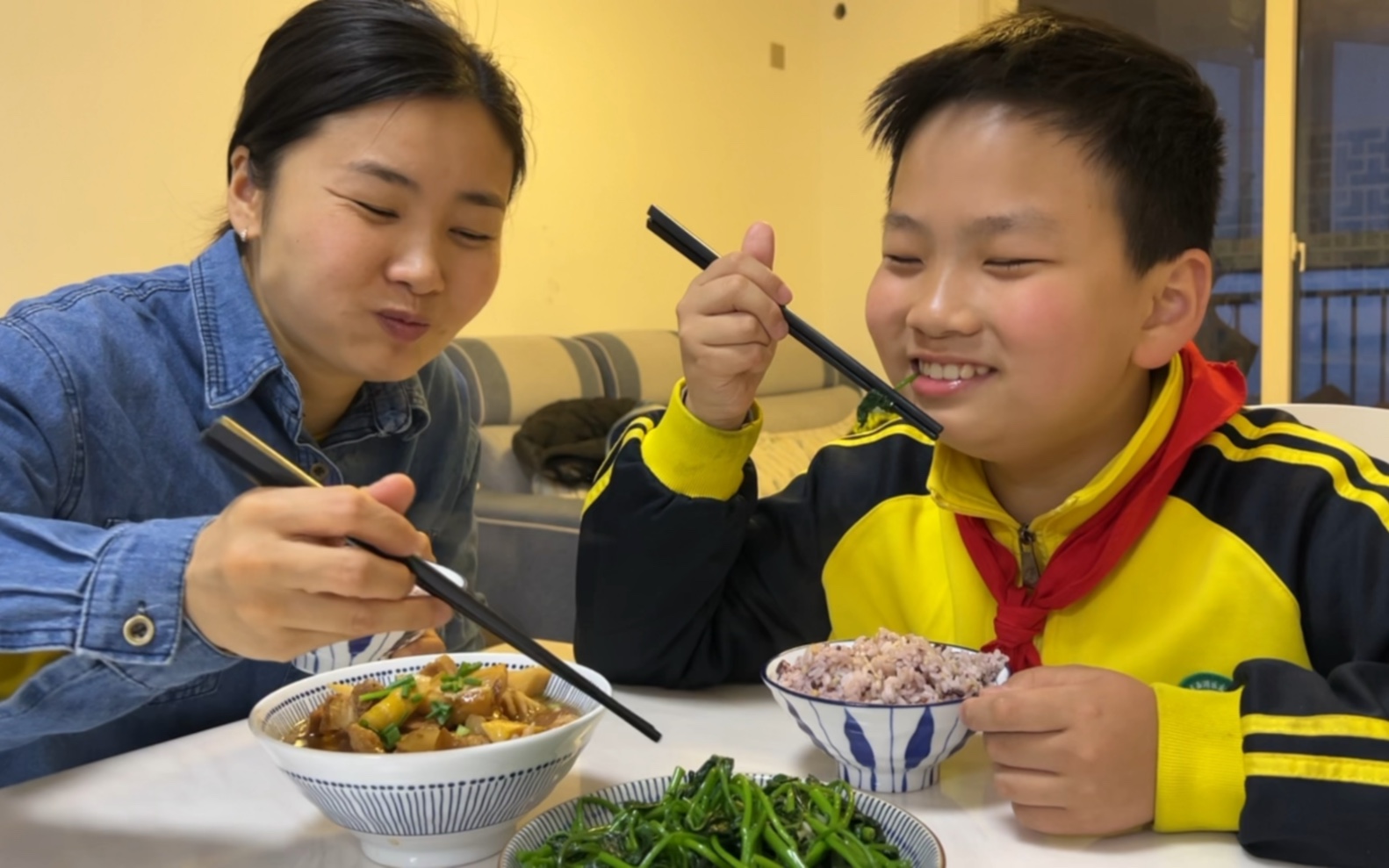 记录我们在武汉的小生活，晚饭吃肘子焖笋子，蒜蓉苕尖，杂粮米饭！