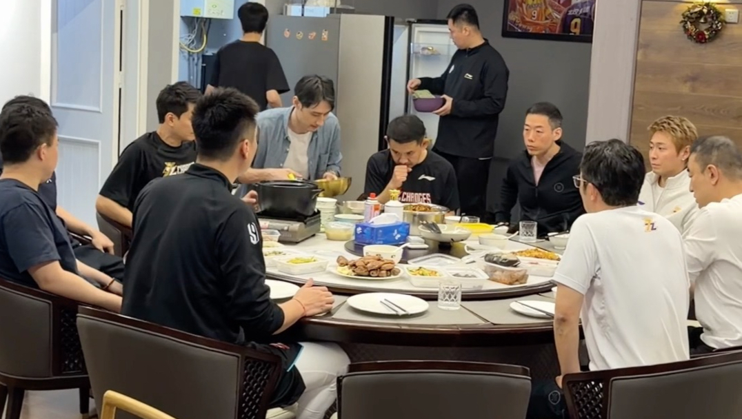 一群中年老登的快乐球局，打球！聊天！吃饭！就是一个厨师，有点忙不过来