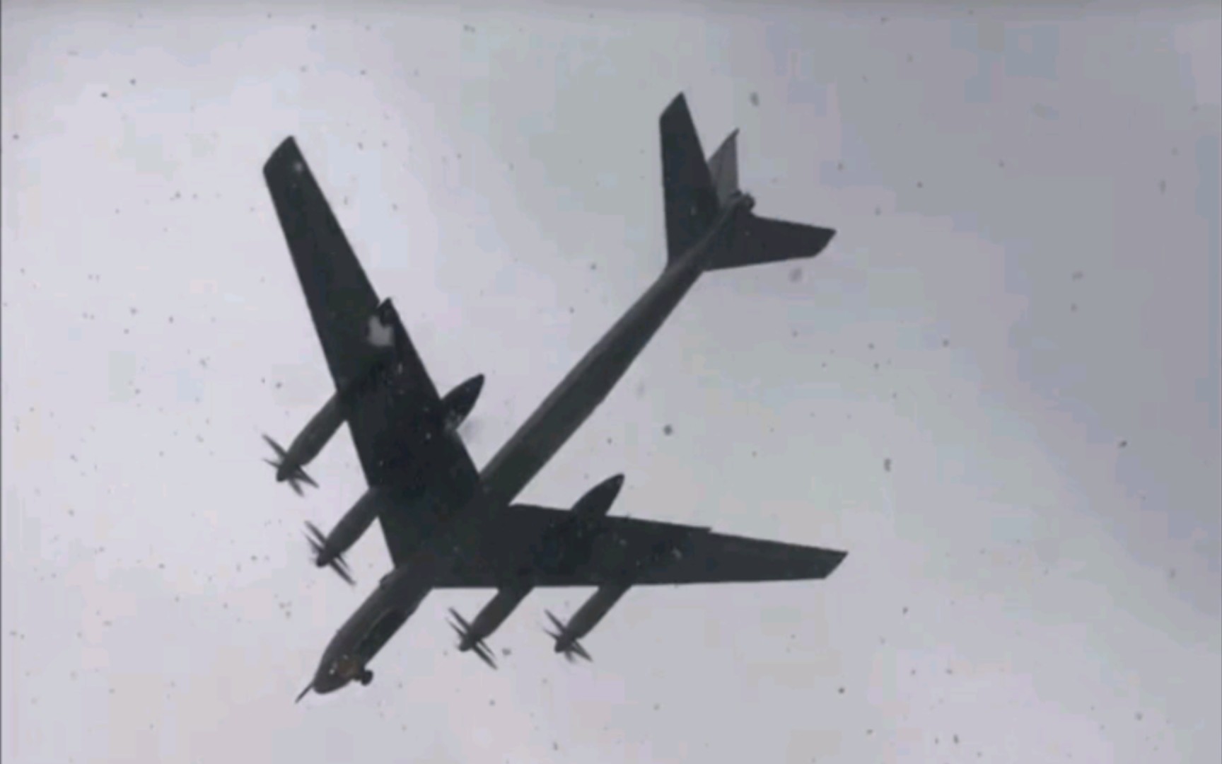 俄罗斯图-95战略轰炸机从杭州上空飞过 震撼！！！