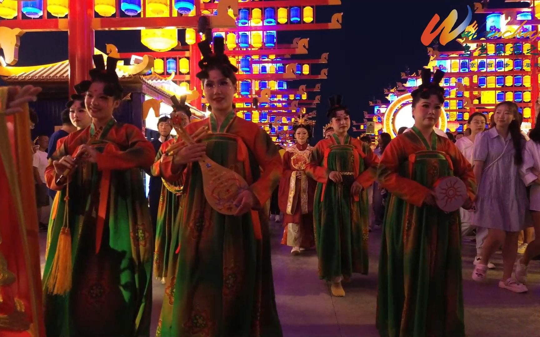 乌兰察布之夜嗨耍新天地现场街区巡游，华灯溢彩!