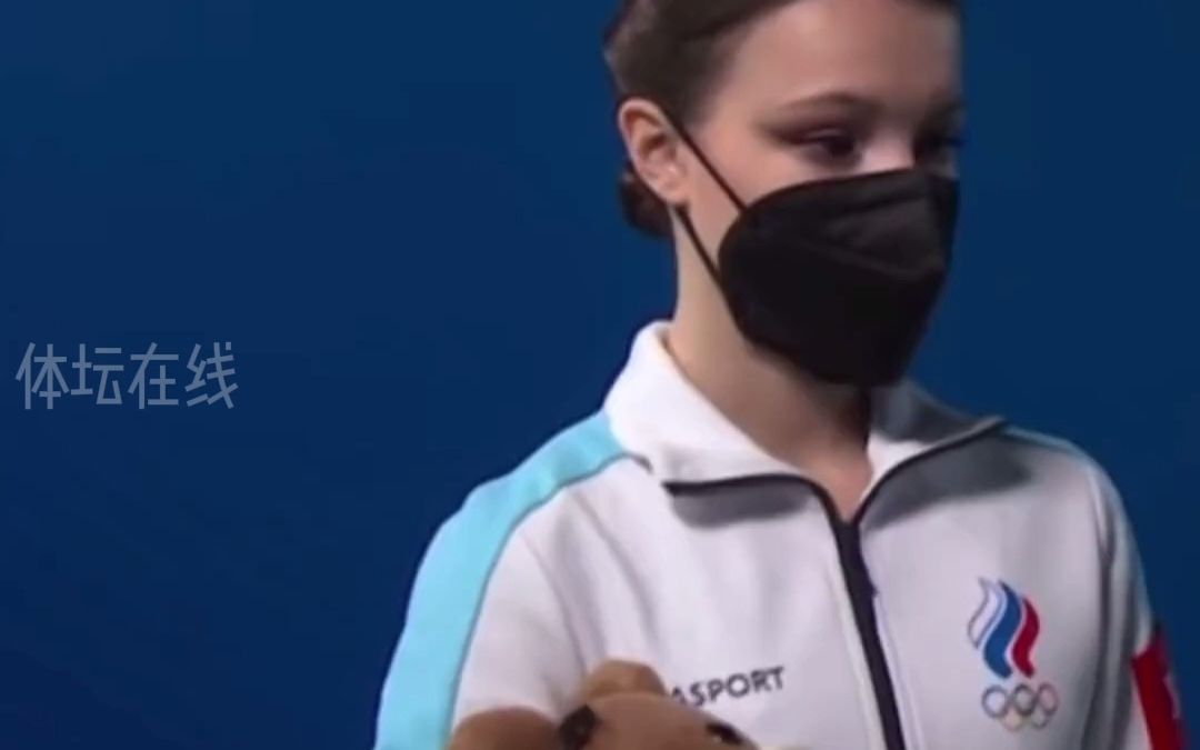夺得了冠军的谢尔巴科娃并没有那么的开心，好像只有手中的小熊知道她的 内心