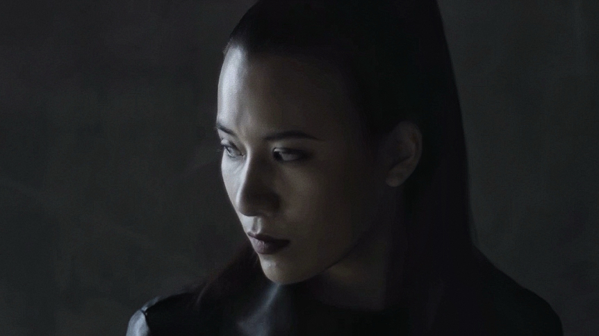 冷艳女杀手 遭遇背后偷袭，中箭而亡。