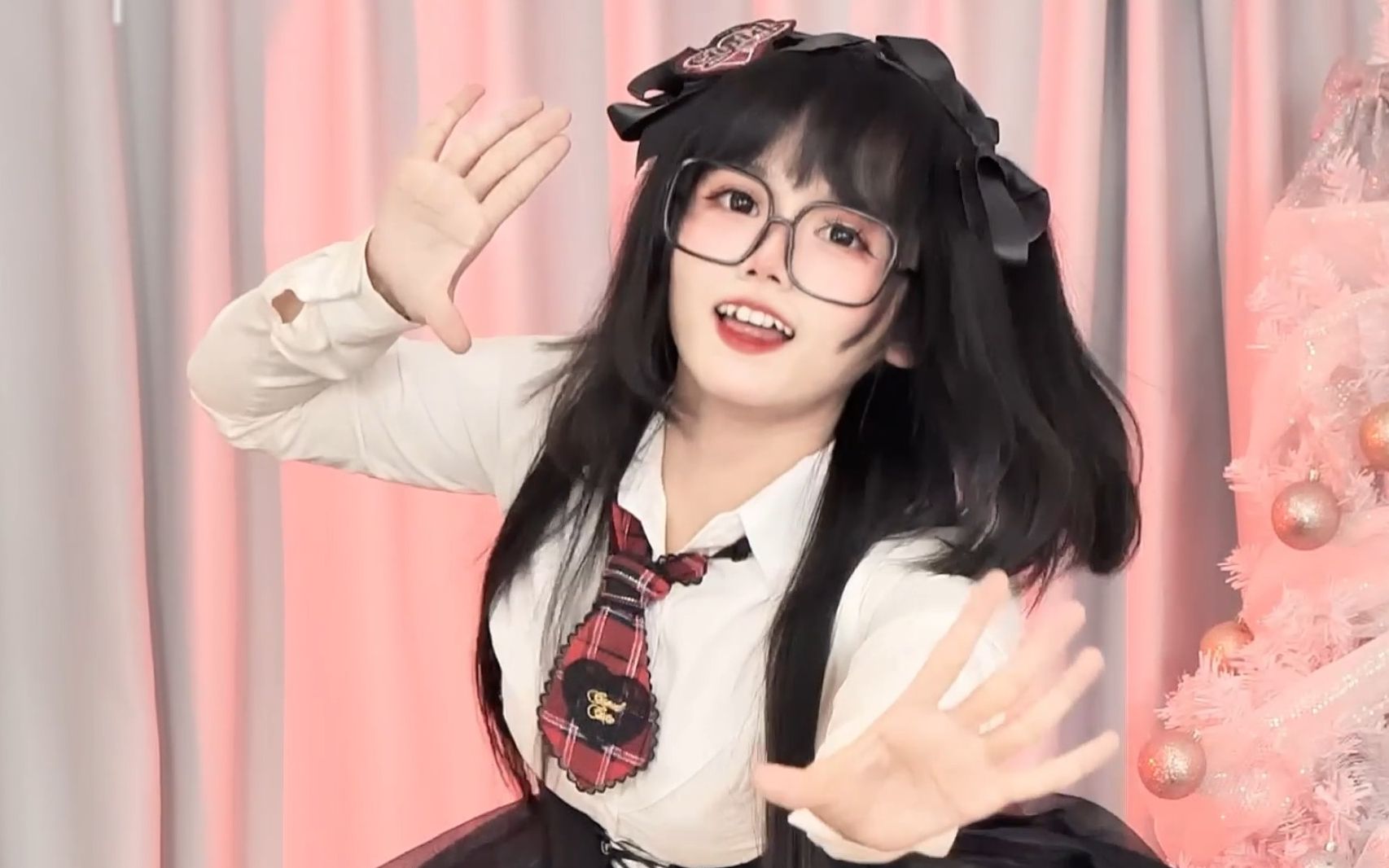 The big cake goes round and round!