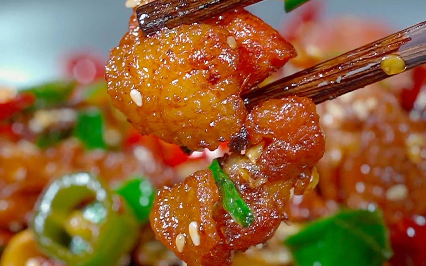很多人喜欢吃饭店的干锅鸡，但是不会做，今天这个方法简单又详细。