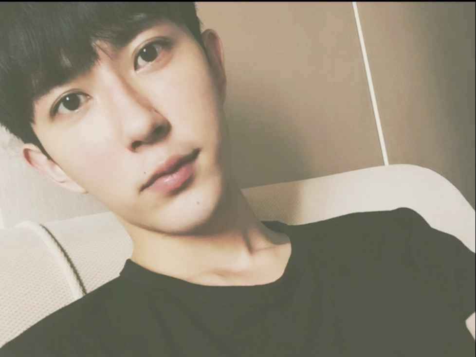 【用7分钟回顾2016-2020年的于朦胧】这时候开始接商务了，自拍少了些，成熟了些，还拍了剧，做了很多公益，这时候你一定很累吧