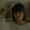 女孩天生拥有特殊体质，一碰水就会长大，洗完澡变成了美少女