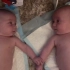 一父母说，洗澡之前，四个月大的双胞胎愉快的聊了下天……