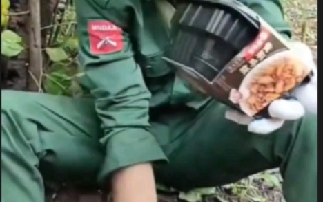 缅北民地武果敢同盟军士兵的野外午餐，中国产自热米饭和辣味小鱼干