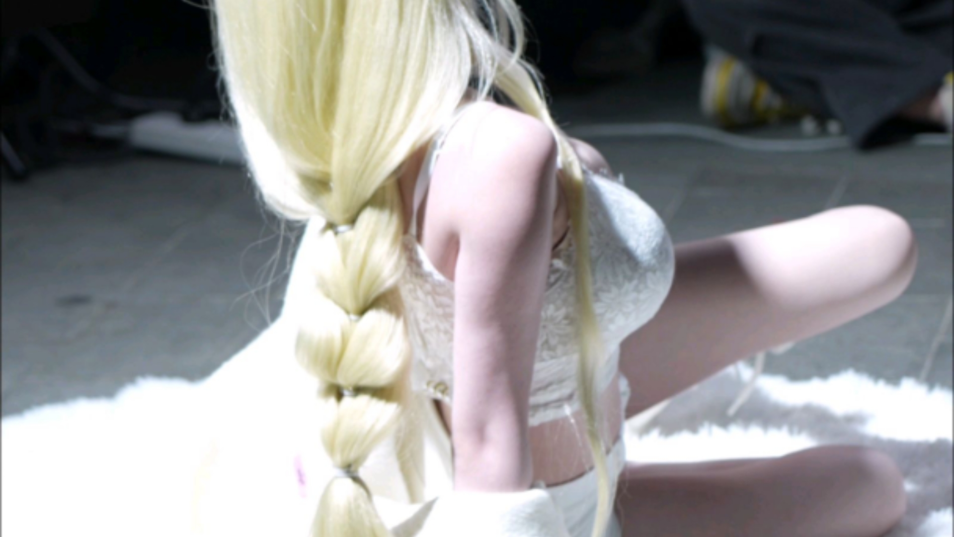 【Azur Lane Golden Lion Cosplay】- Big boobs, long legs, blonde ponytail.