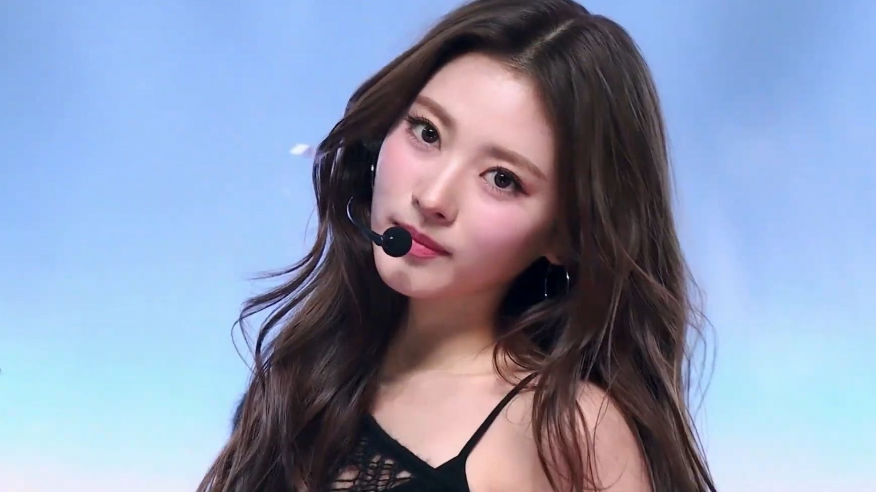 MEOVV回归先行曲HANDS UP首打歌舞台