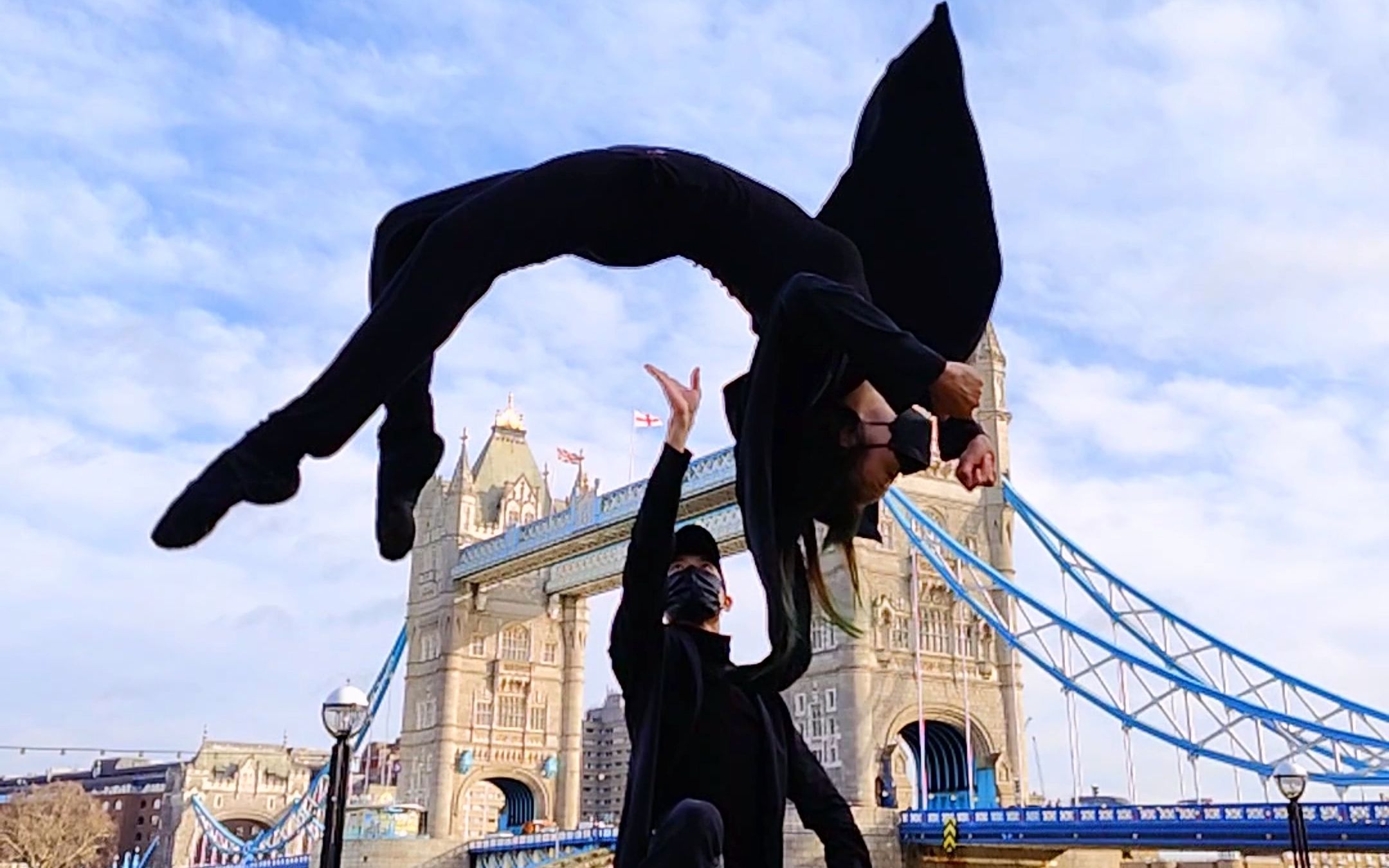 在伦敦塔桥，让外国人感受中国舞的魅力。
