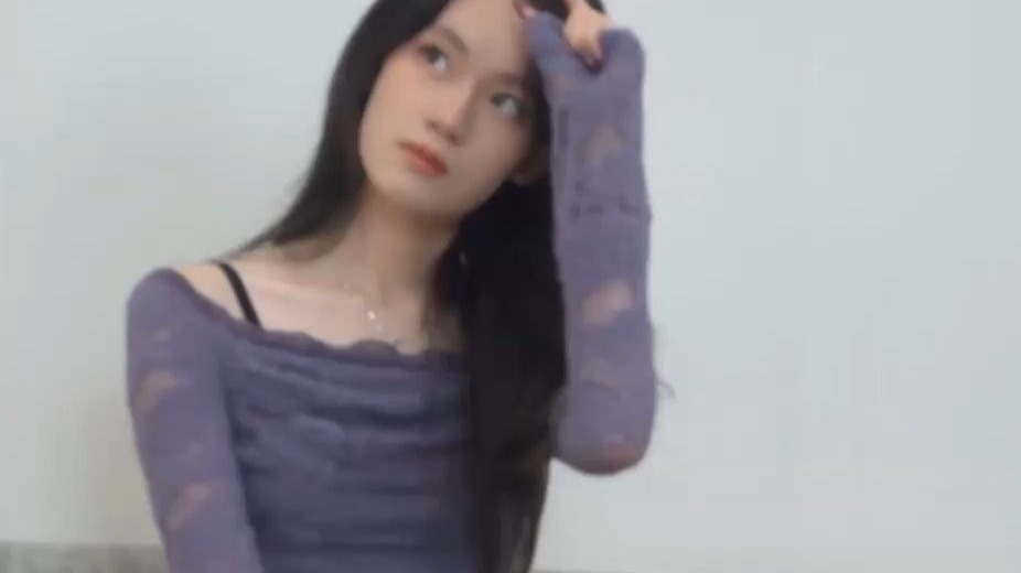 校花小艺紫色连衣裙写真花絮完整版