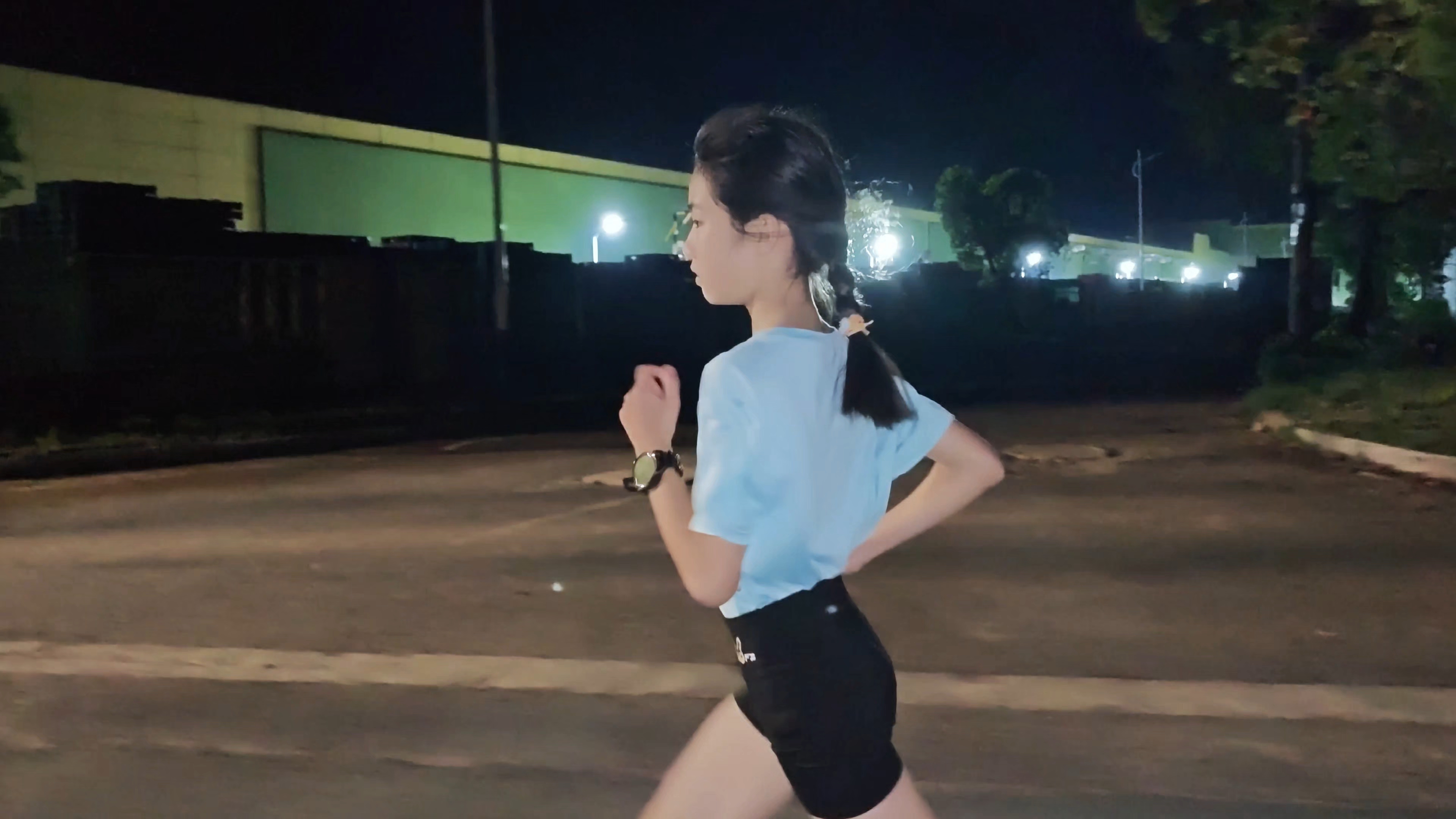 动态热身拉伸15分钟➕热身跑2公里➕5x400米(配速330左右组休3分钟)