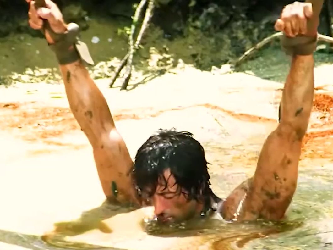 他是集中营最有味道的战俘，泡在化粪池暴晒三天，浑身长满蚂蝗《第一滴血》