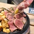 【意大利街头美食】意大利战斧牛排烹饪和烧烤。