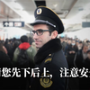 地铁拥挤的人流中，有个外国老哥在做地铁站务员｜别见外