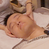体验超舒服的头部拨筋，解压助眠，小伙全程享受