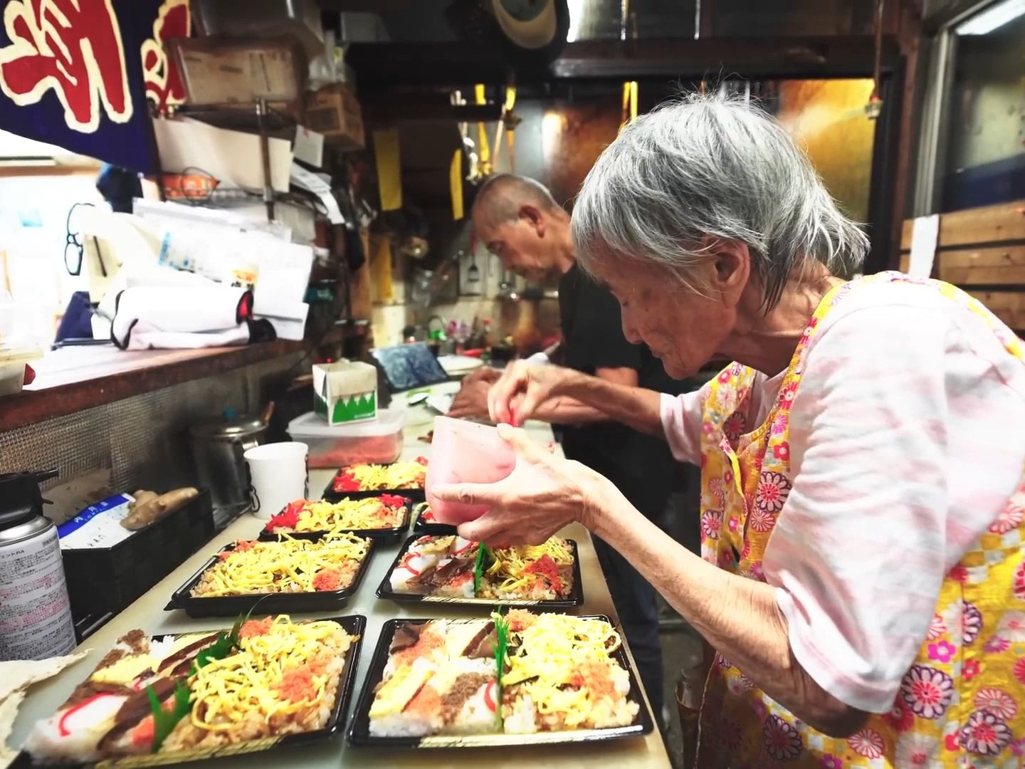 【日本美食】凌晨4点老奶奶就要制作寿司  日本街头的老奶奶寿司店