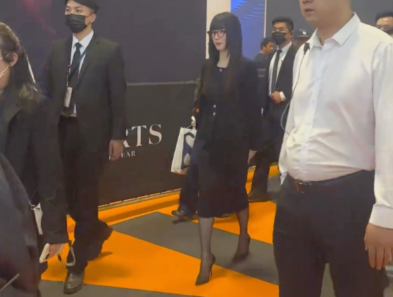 江疏影黑丝高跟鞋参加品牌活动，江疏影很少穿黑丝，很难得，关键性造型不适合她