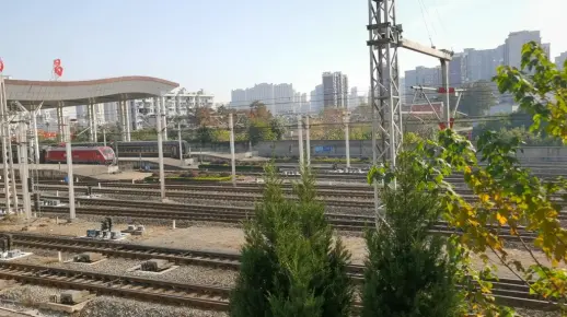 Z137次列车出武昌站