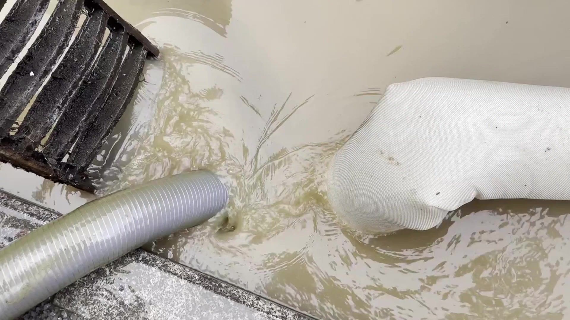 【空镜素材】暴雨水浸