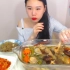 韩国姐姐吃炖鸡腿，抓起来就啃，还加了一份泡菜