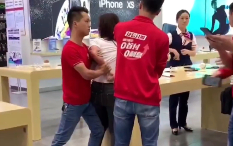 深圳一女子闯进华为体验店，直接把华为手机平板全都砸了