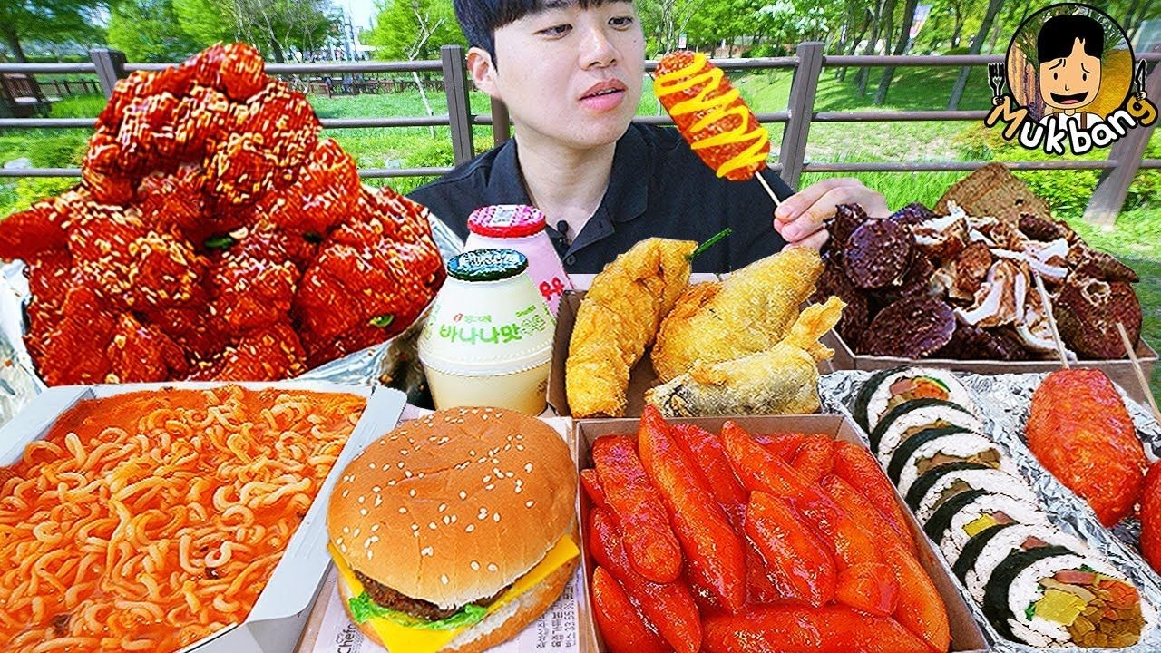 双拼口味裹酱炸鸡，辣炒年糕，紫菜包饭，血肠，公园户外吃播