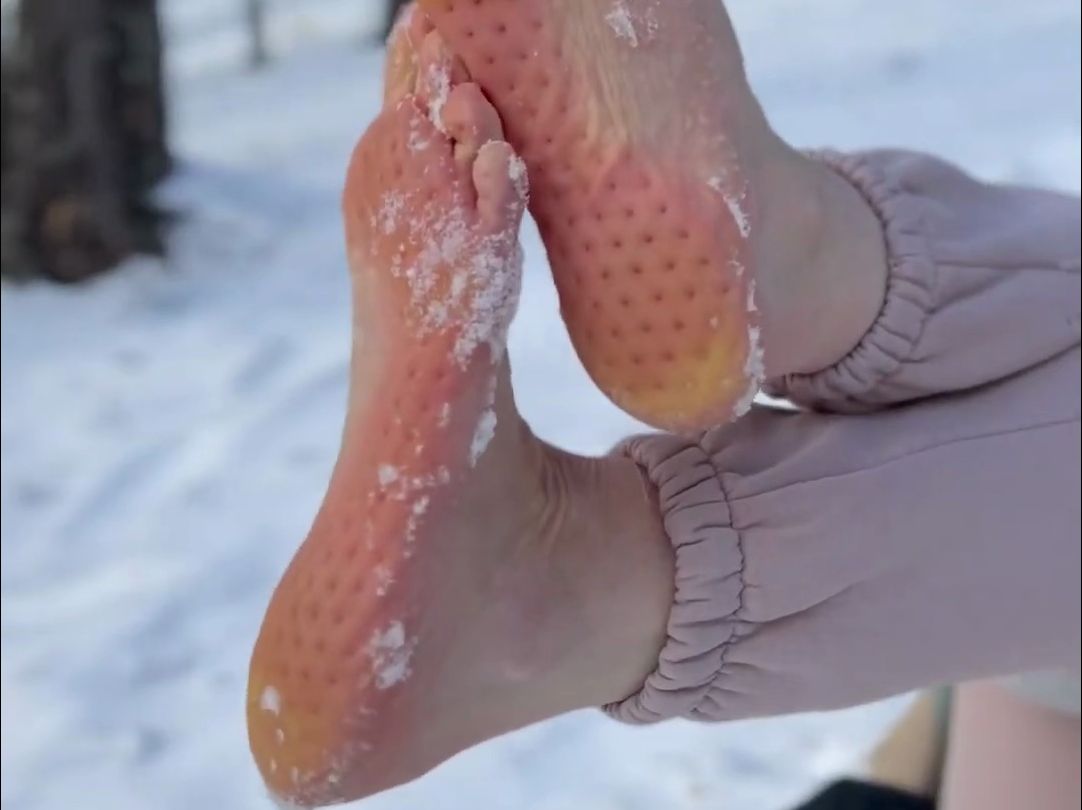 外国妹子为了健康太拼了雪地踩升级版指压板在雪地留下一串特殊的脚印