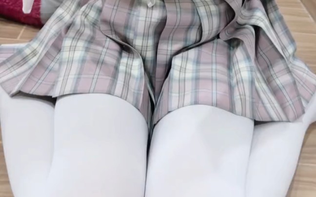 One can always trust white cotton pants!