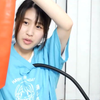 風船をTシャツの中にいれて膨らませ割りをする