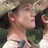 坚毅的眼神，又美又飒的女民兵，给你点赞