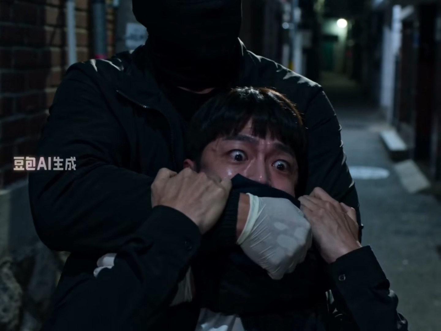 蒙面人捂晕帅哥