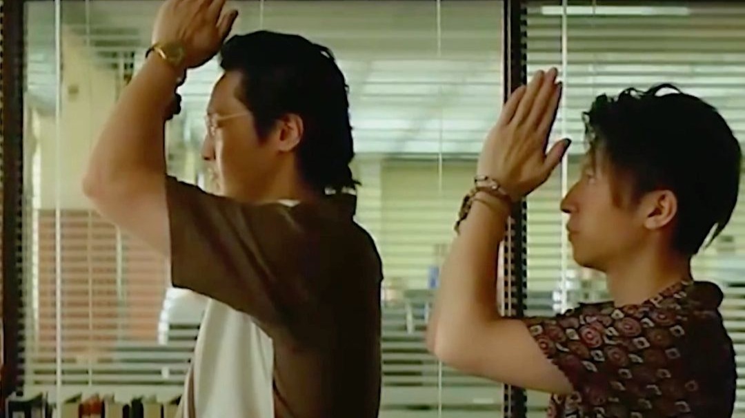 “当年王传君这个杀猪拜佛的名场面，可是火的一塌糊涂，引得无数博主争先模仿”