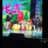 王青坐在瑜伽球上玩打手游戏