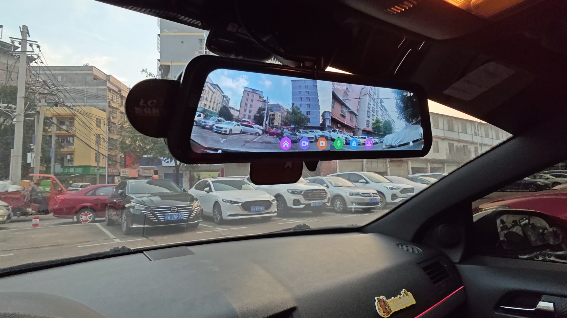 我安装的这个倒车影像一体机，600块，包安装的。我看见很多倒车摄像头安装的都歪歪的。