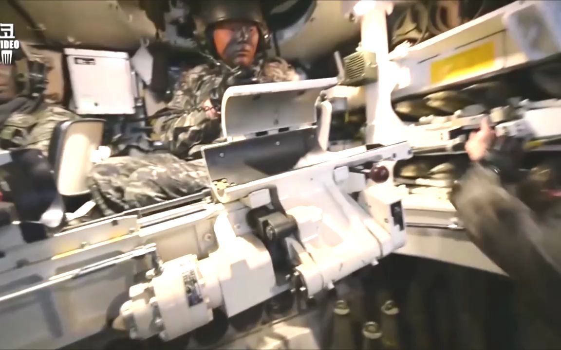 韩国陆军展示K9榴弹炮自动装弹机装填弹药的过程