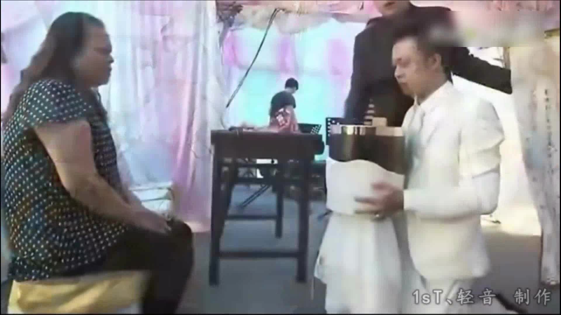 男子娶去世女友办冥婚女友的遗照居然眨了一下眼睛