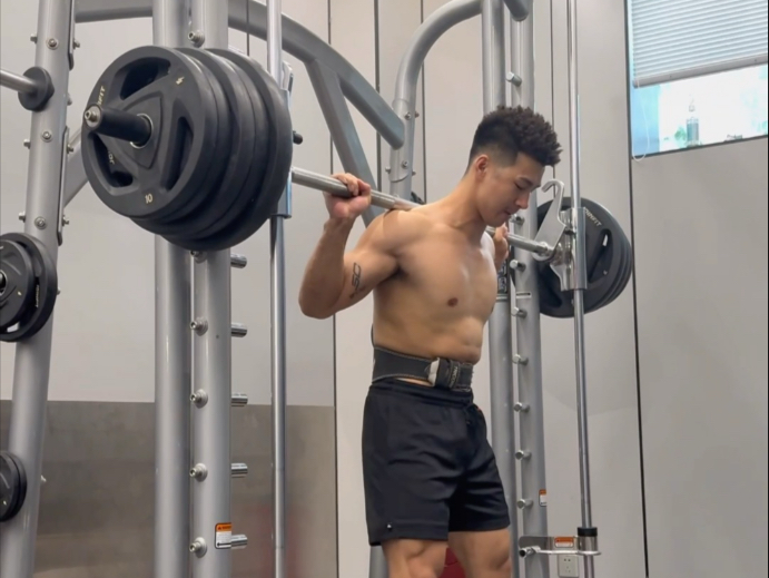 170公斤浅蹲一下 就说最近打球跳不动了 原来是要蹲腿了