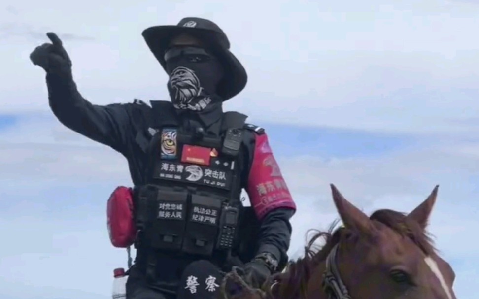 溢出屏幕的压迫感！网友偶遇内蒙古“海东青”骑警指挥交通，直呼帅蒙了！
