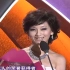 “不老女神”赵雅芝缓缓走上舞台，为郑少秋颁奖，台下粉丝沸腾了