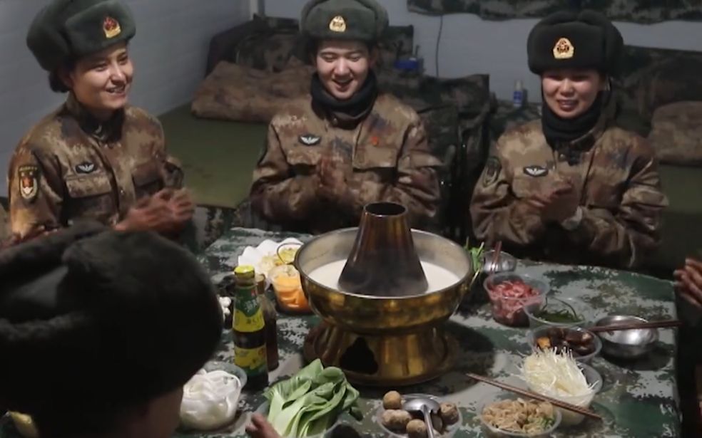 探访解放军某部高原营地：暖和，还能吃上火锅