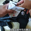 美警执法私吞违禁品，在厕所偷食差点丢命