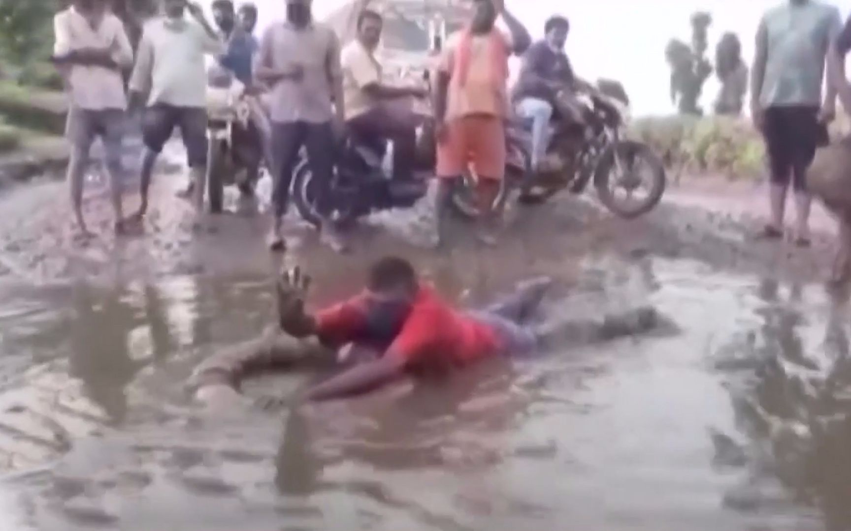 道路太烂！印度工人当街表演“游泳、捕鱼”以表达不满